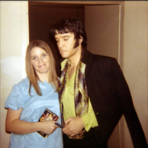 Elvis-Presley-backstage-with-a-fan-in-Las-Vegas-on-February-18-1970-3