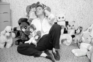 1-elvis-presley-at-home-with-teddy-bears-1956-phillip-harrington